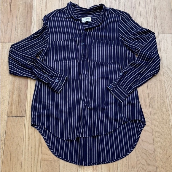 Universal Threads striped button down navy shirt women’s size medium - Picture 2 of 8